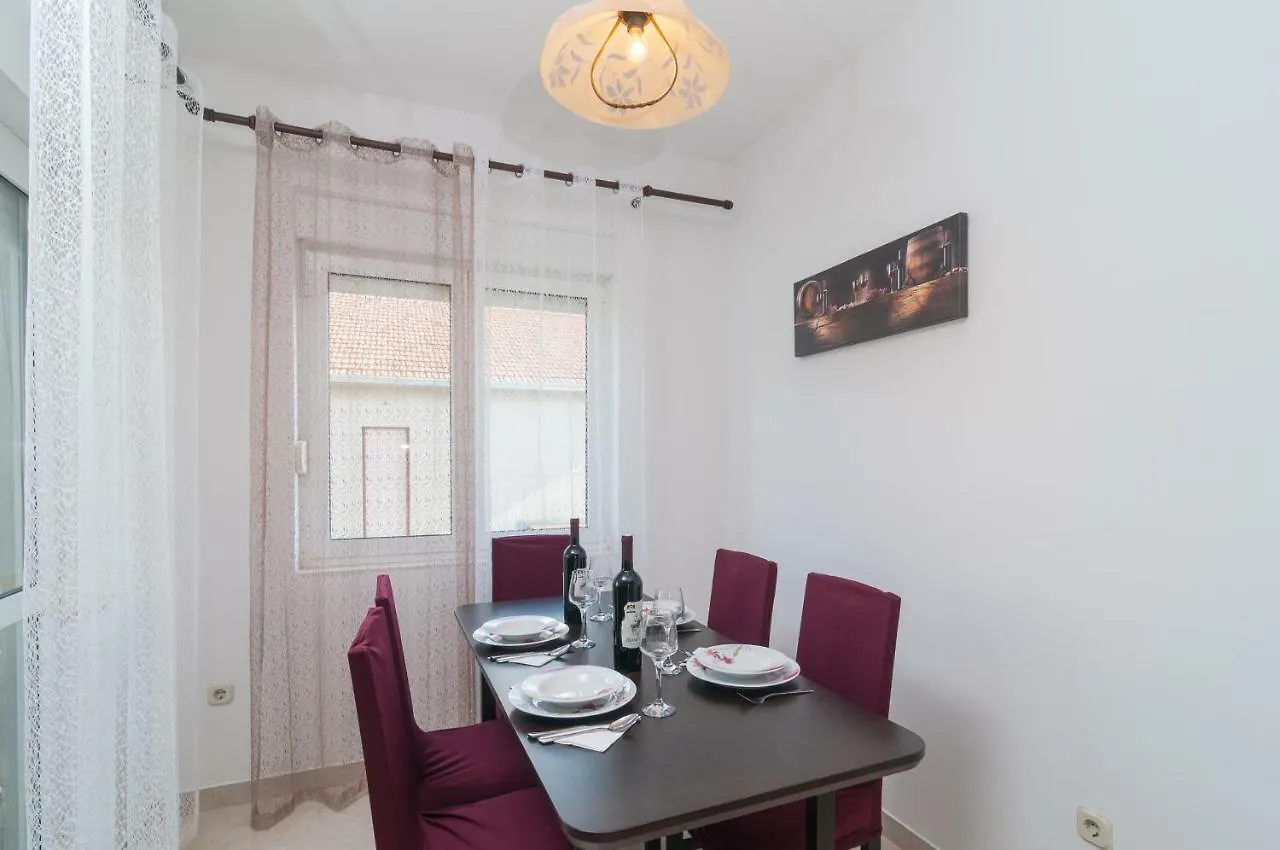 Yole Apartman Kastela 0*,  Croatia